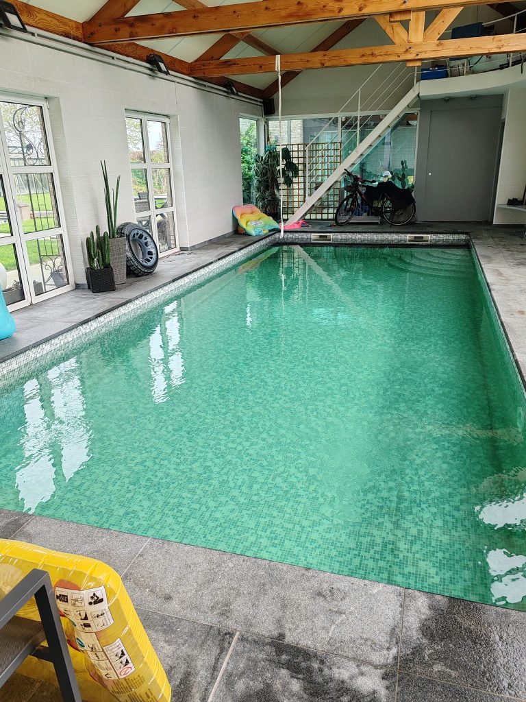 Peut être une image de nage et piscine