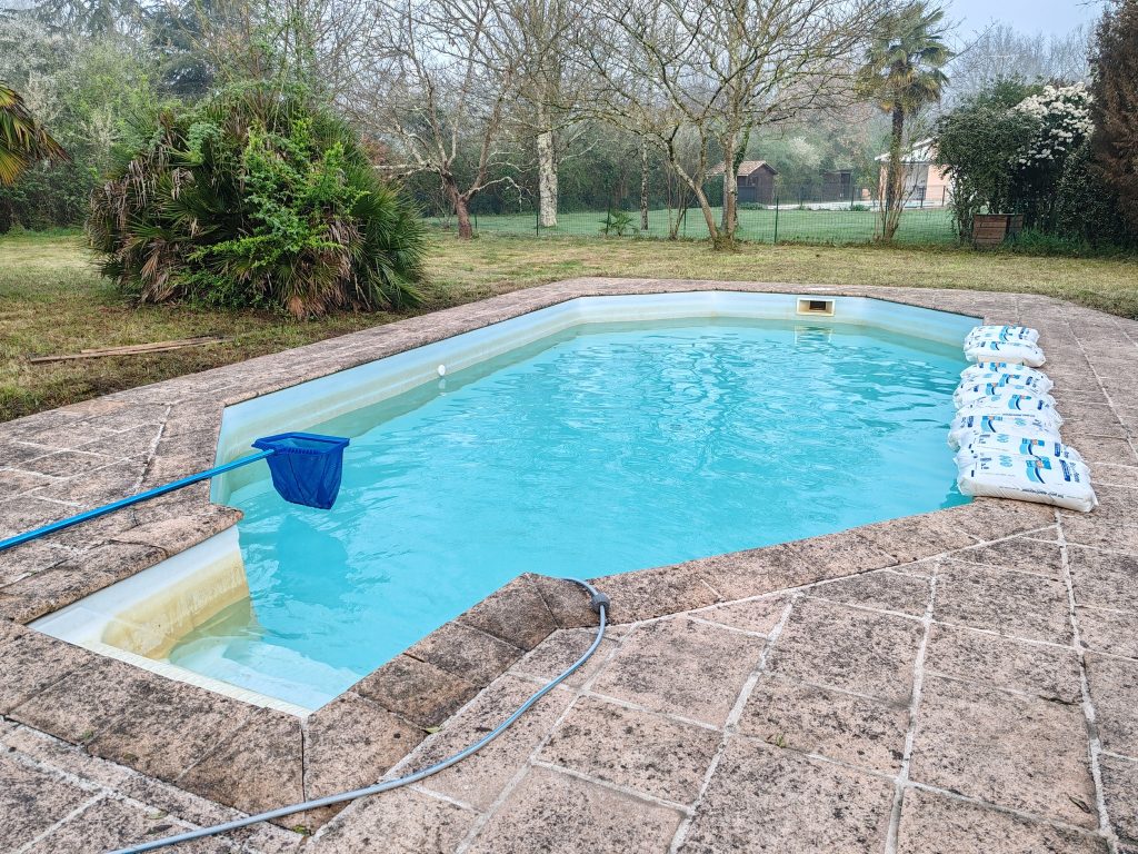 Peut être une image de nage et piscine