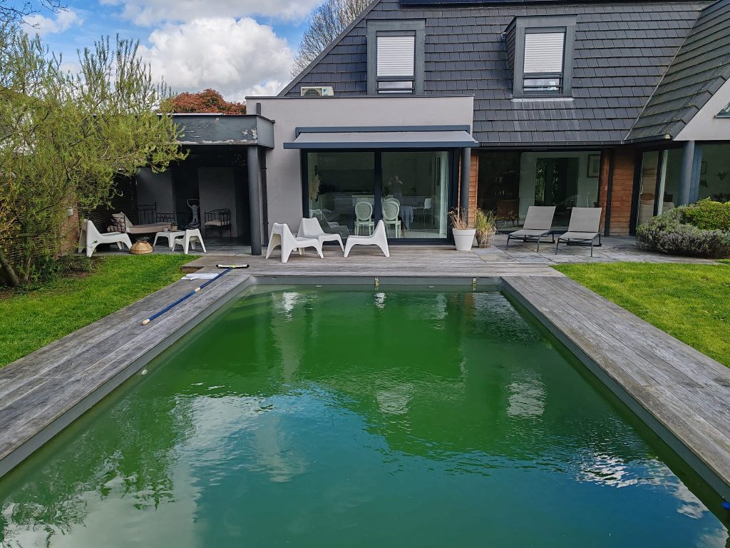 Peut être une image de porte coulissante et piscine