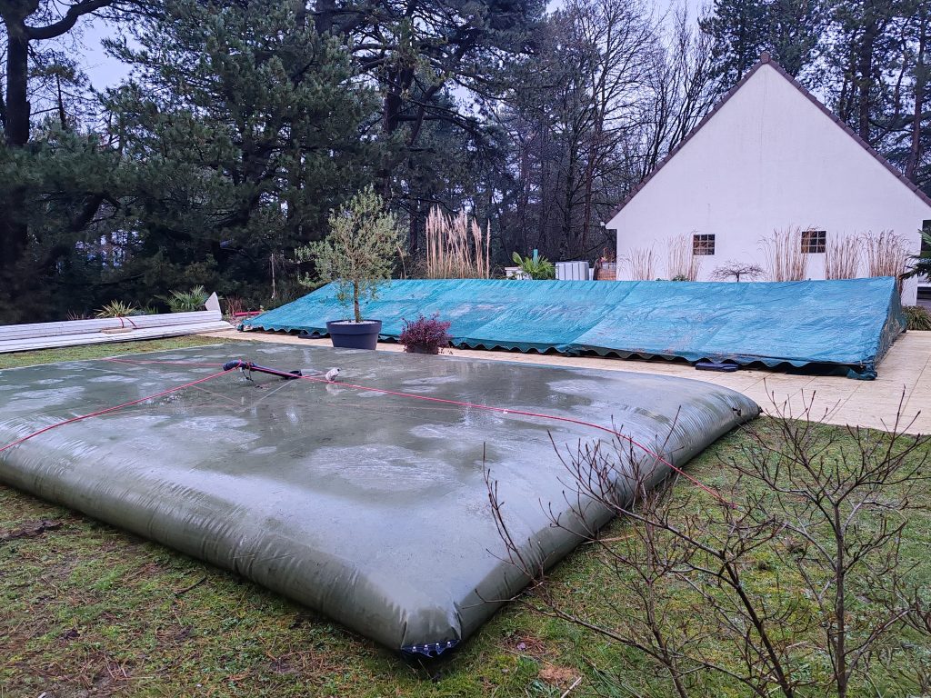 Peut être une image de trampoline, herbe et étendue d’eau